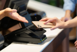 �X�}�z�œd�q�}�l�[���ς��鏗��